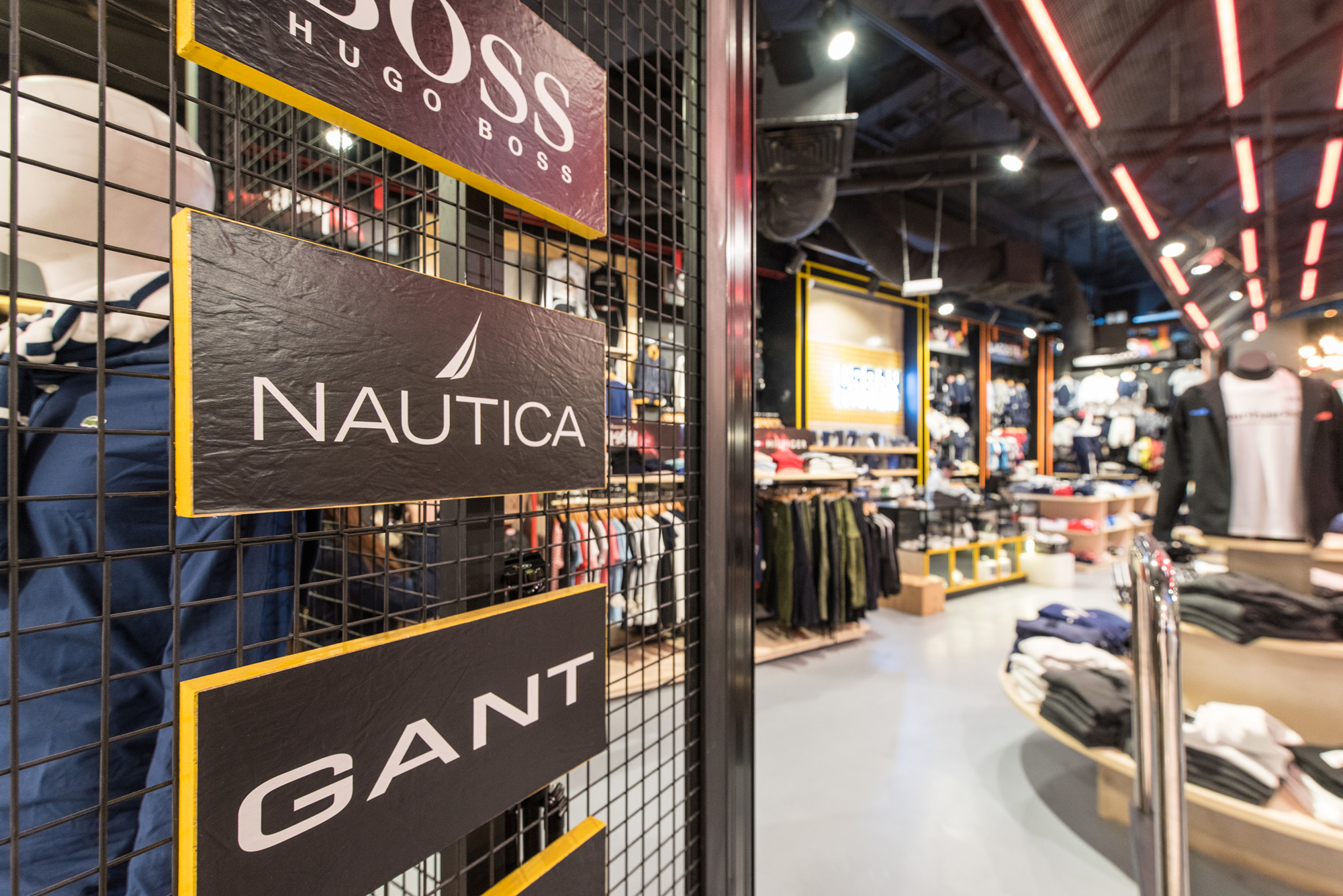 Basalt_Studio_Interior_Design_Architecture_Sydney_Shopping_Centre_Retail_Shops_Store_Hurstville_Westfield_Urban_Equipment_Fashion_Shoes_Display_Light
